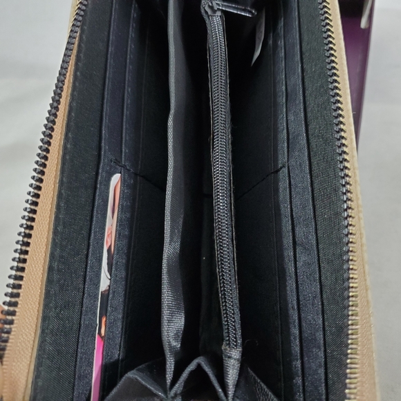 New Gloria Vanderbilt Wallet Wristlet Holds Cell P - Picture 7 of 8